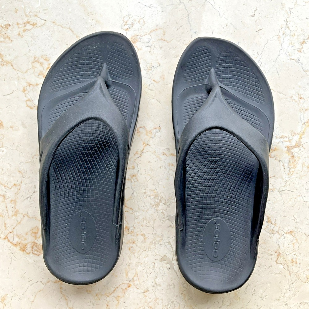 OOFOS Unisex OOriginal Post Run Recovery Thong Sandal men' Size 9 womans size 11